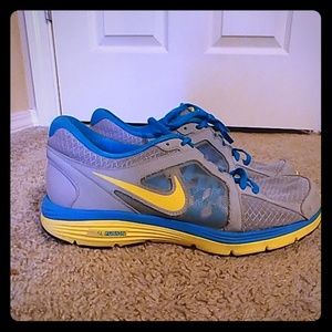 Women's Nike shoes size 11